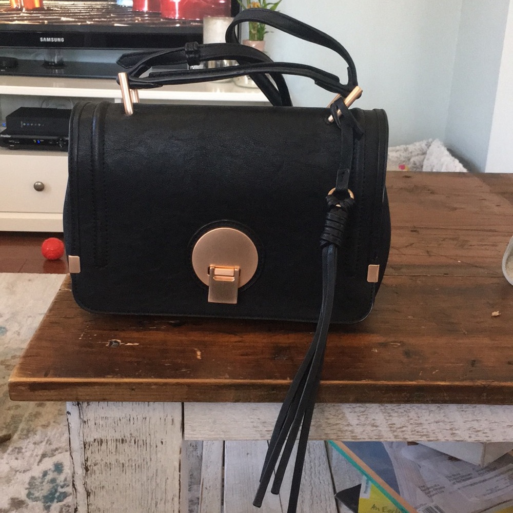 Black clasp crossbody/shoulder bag